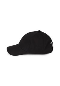 Čierna baseballová čiapka vyrobená z látky, s ohnutým šiltom a nastaviteľným pásikom. Na boku je jemné logo v bielej farbe.