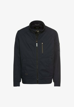Męska lekka kurtka w kolorze granatowym z zamkiem błyskawicznym z przodu, kieszeniami na piersi i po bokach oraz kołnierzem stójkowym.
