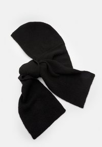 Sciarpa nera lavorata a maglia con cappuccio e nodo annodato. Presenta una texture a costine e due estremità allungate. Il tessuto sembra morbido e flessibile.
