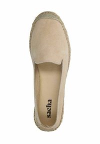 Beige suède espadrille instapper met een geweven jute zool, afgeronde neus en subtiele branding op de binnenzool. Over het algemeen een gladde textuur.