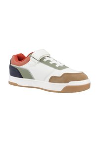 Sneaker bianca con accenti verdi, rossi e blu. Presenta una punta in camoscio, chiusura con lacci e una fascia in Velcro regolabile. Suola in gomma.