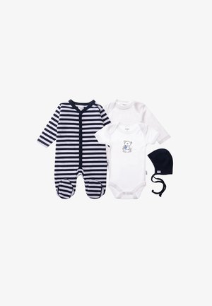 Dreiteiliges Babybekleidungsset bestehend aus einem gestreiften Marineblau- und weißen Body, zwei weißen Bodys mit Bärendesign und einer Marineblauen Mütze.