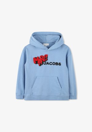 Sweat à capuche en coton bleu clair avec une poche avant, affichant les logos brodés "MARC" en rouge et "JACOBS" en noir sur la poitrine. Texture douce, design décontracté.