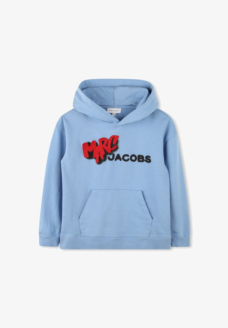 Felpa di cotone azzurro chiaro con tasca frontale, caratterizzata da loghi ricamati rossi "MARC" e neri "JACOBS" sul petto. Texture morbida, design casual.