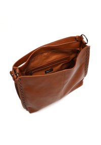 Rudas odinis rankinukas su tekstūruota apdaila, turintis užtrauktuko uždarymą ir smeigėmis dekoruotą šoną. Vidus išklotas rudais audiniais.