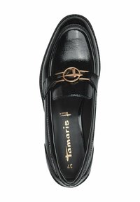 Mocassino in vernice nera con punta arrotondata, hardware decorativo dorato e dettagli cuciti. All'interno presenta il marchio e la taglia.