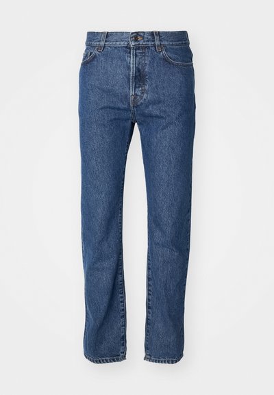 Ανοιχτό μπλε τζιν παντελόνι με ίσια γραμμή, πέντε τσέπες, ορατές ραφές και κλείσιμο με κουμπί στη μέση.