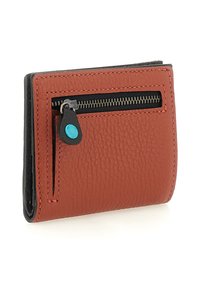 Portafoglio in pelle marrone con texture, interno nero, dotato di una tasca con zip orizzontale con un manico nero e dettagli in turchese.