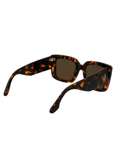 Óculos de sol em padrão tartaruga castanha com armação retangular, lentes escuras e braços robustos que destacam um discreto detalhe de logotipo. Textura plástica suave.