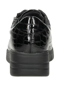 Schwarze Sneaker mit glänzendem, lackiertem Lederfinish und Krokodilstruktur. Dicke schwarze Gummisohle, runde Form und gepolsterter Schaft.