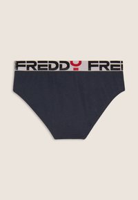 Slip blu navy con una fascia in vita bianca con il nome del marchio "FREDDY" in nero e rosso. Tessuto liscio e design classico da slip.