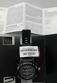 Orologio digitale nero con accenti blu su un cinturino in gomma. Presenta un quadrante rotondo con più display dell'ora e pulsanti etichettati. Informazioni sulla garanzia visibili.
