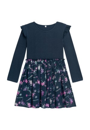 Marineblå langærmet kjole med ribbet top, flæse-rygninger på skuldrene og en slå-ud nederdel med sommerfuglemønster i pink, hvid og lilla.