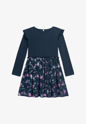 Marineblå langærmet kjole med ribbet top, flæse-rygninger på skuldrene og en slå-ud nederdel med sommerfuglemønster i pink, hvid og lilla.