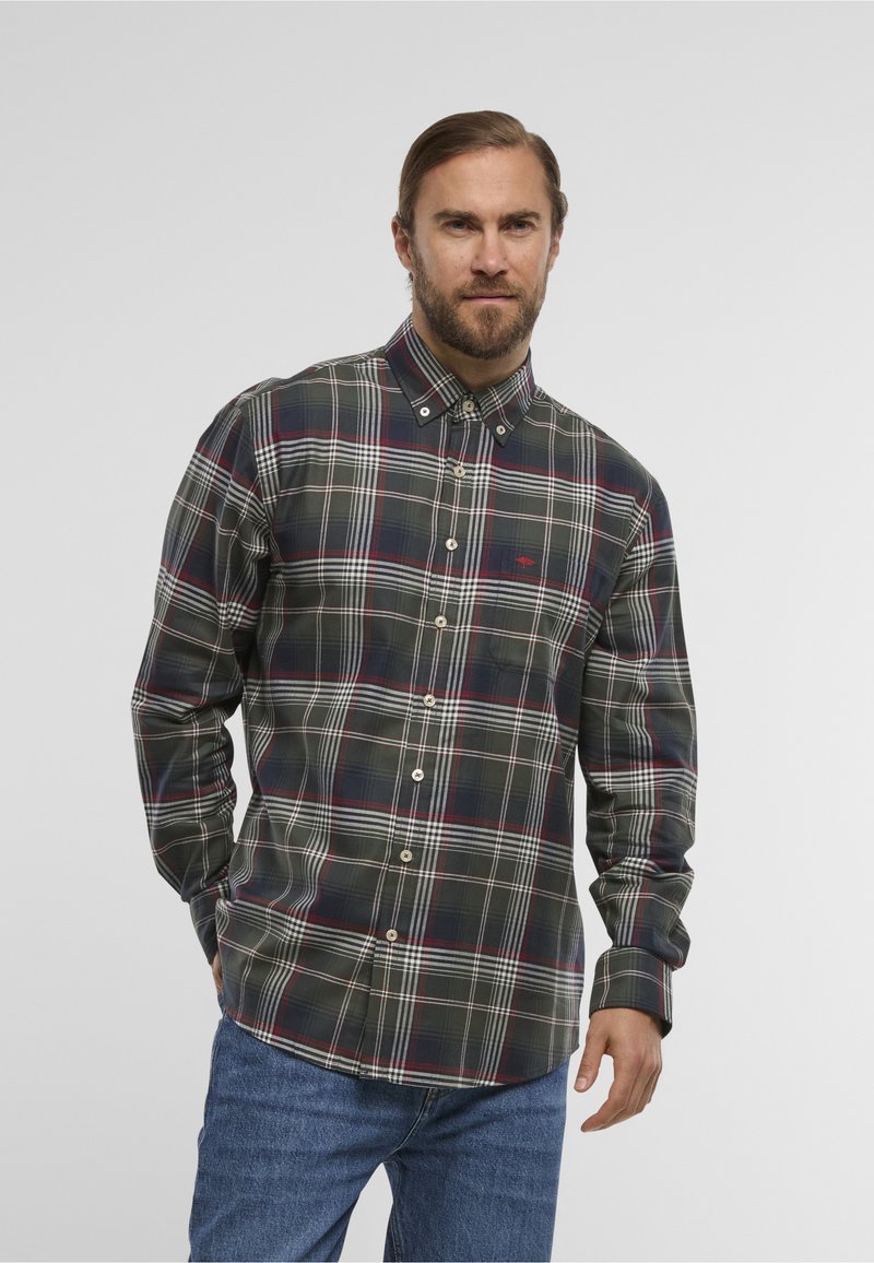 Groen en blauw geruit overhemd met een button-down kraag, voorzien van witte en rode strepen en beige knopen. Gemaakt van een glad, gestructureerd stof.