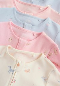 Ensemble de quatre hauts pour bébé à manches longues dans des couleurs pastel claires : rose, bleu, crème et jaune pâle. Présente des motifs d'animaux et est fabriqué en coton doux.