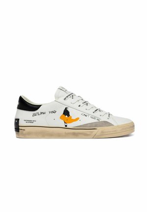 Sneaker bianca low-top con tacco nero, suola beige, grafica di Daffy Duck e testo in stile graffiti con scritto "Outlaw Mind" e "Can't Hurt Me."
