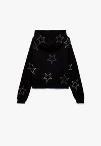Czarny krótki hoodie z białymi wzorami gwiazdek, wykonany z miękkiego materiału, z kapturem, długimi rękawami i ściągaczami przy mankietach oraz u dołu.