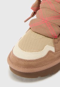 UGG LOWMEL - Skateboardové boty - rocky oak