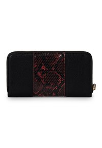 Portafoglio nero con zip che presenta una finitura testurizzata, un pannello centrale con un motivo in pelle di serpente rosso e nero, e dettagli in oro.