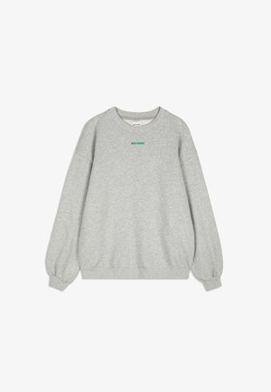 Felpa grigia realizzata in morbido cotone. Presenta un collo rotondo, maniche lunghe e polsini elasticizzati. Include testo ricamato verde sul petto.