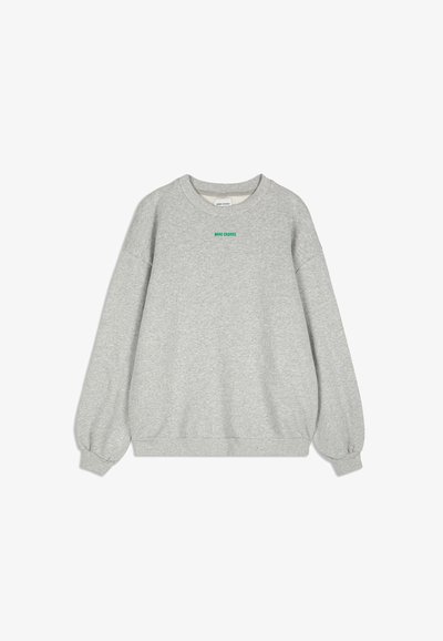 Sudadera de cuello redondo gris claro con mangas largas y texto verde "BOBO CHOSES" centrado en el pecho.