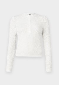 Langermet hvit skjorte med et strukturert blomsterdesign, rund halslinje og en stolpe med to knapper foran.