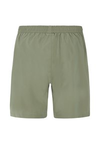Licht olijfgroene heren zwemshorts met elastische tailleband en eenvoudige stiksels, van voren getoond op een witte achtergrond.