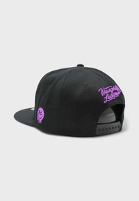 Mustapohjainen snapback-lippis, jossa on purppuran värinen brodeerattu teksti "Naughty League" ja logo-patch, sileä kangas, rakenteellinen kruunu ja litteä lippa.