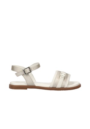 Sandalo bianco piatto con cinturino alla caviglia con fibbia e due cinturini anteriori, caratterizzato da una piccola fibbia decorativa, e suola marrone.