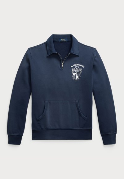 Temno modra pulover s pol-zadrgo, sprednjim žepom in vezenim grbom na prsih, ki prikazuje grb in besedilo.