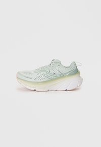 Baskets de course vert clair avec tige en mesh, languette rembourrée et semelle blanche avec un accent vert contrastant. Design rembourré remarquable.
