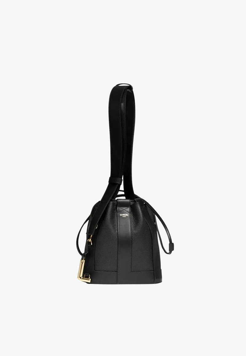 Sac seau en cuir noir avec une base large, une bandoulière ajustable et des accents en métal doré. Présente une finition texturée et un design minimaliste.
