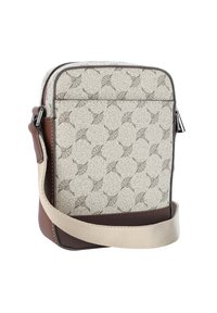 Mała beżowa torba na ramię z szarym wzorem florystycznym, brązowymi skórzanymi akcentami i regulowanym beżowym paskiem na białym tle.