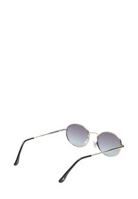 Okrągłe okulary przeciwsłoneczne z metalową, srebrną ramą, gradientowymi fioletowymi soczewkami i czarnymi zausznikami. Posiadają podpórki na nos dla większego komfortu oraz elastyczne zawiasy.