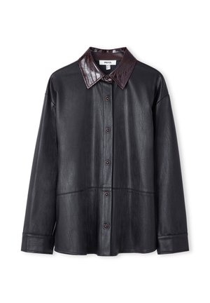 Veste-chemise en cuir noir avec col en fausse peau de crocodile brun foncé à motif, fermeture à boutons et manches longues. Texture lisse avec détails de coutures.