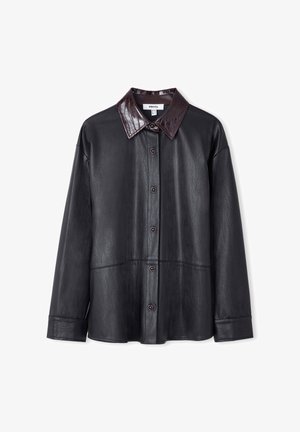 Veste-chemise en cuir noir avec col en fausse peau de crocodile brun foncé à motif, fermeture à boutons et manches longues. Texture lisse avec détails de coutures.