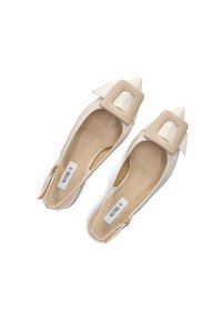 Slingback pumps in wit leer met een spitse neus. Voorzien van een grote beige vierkante gesp en een glad interieur. "NOTRE-V" label zichtbaar.