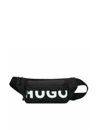 Zwarte nylon heuptas met een voorste ritsvak, voorzien van een groot wit "HUGO" logo, verstelbare band en textiele stof.