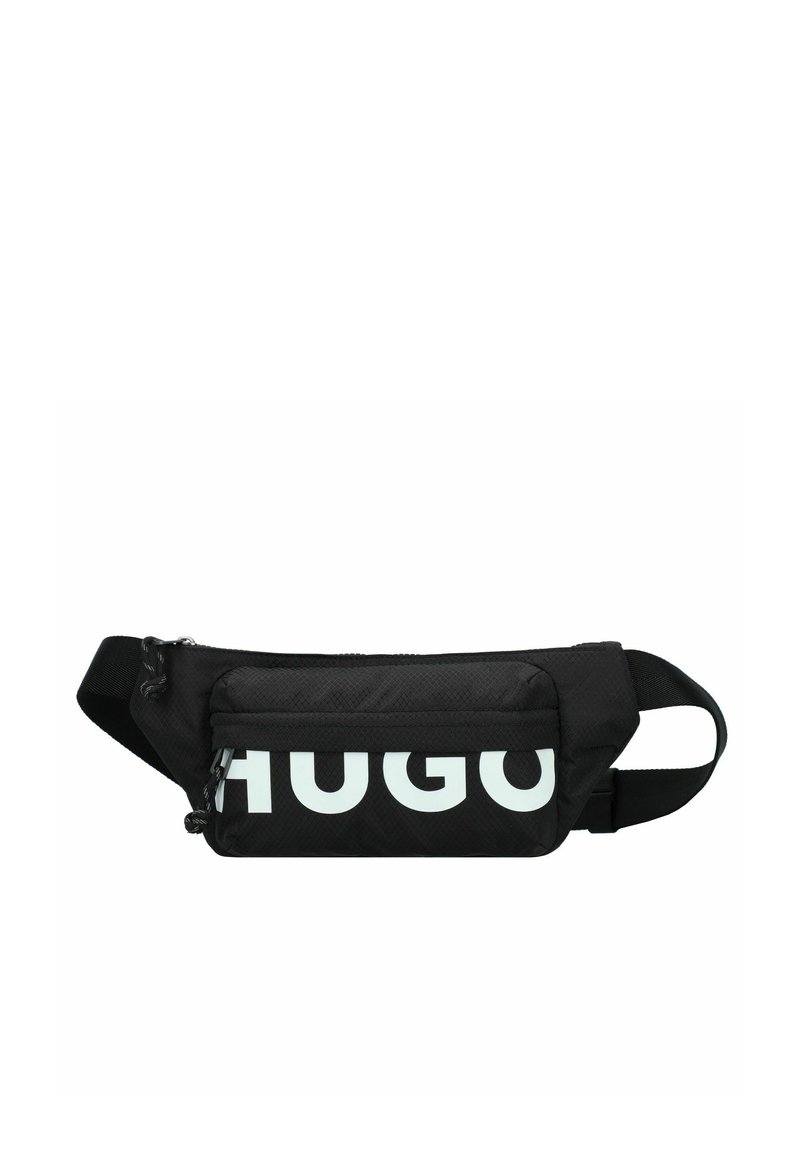 Zwarte nylon heuptas met een voorste ritsvak, voorzien van een groot wit "HUGO" logo, verstelbare band en textiele stof.