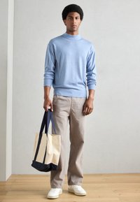 Scotch & Soda SEASONAL CORE DROPPED SHOULDER MOCK NECK - Strikkegenser - faded denim