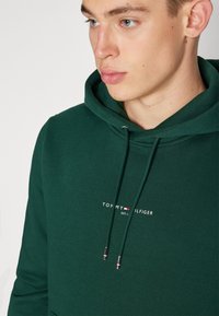 Tommy Hilfiger LOGO TIPPED - Felpa - hunter