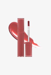 Dewig, flytande läppfärg i en elegant rosa förpackning med en mjuk applikator. Har en glansig, livfull rödrosa formula.