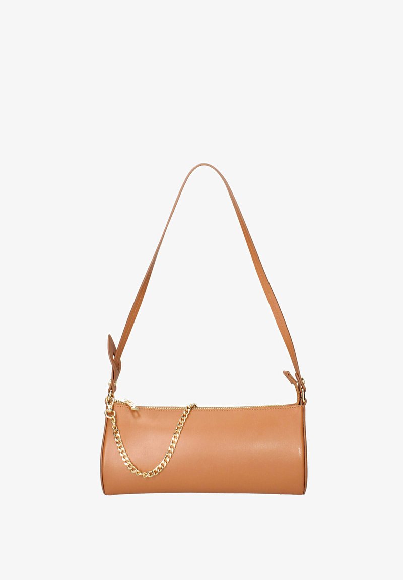 Borsa a tracolla in pelle marrone chiaro, di forma cilindrica, con tracolla a catena rimovibile e chiusura a zip. Texture liscia e design minimalista.