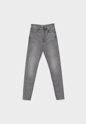 Højttaljede slim fit grå cowboybukser med knap- og lynlåslukning, for- og baglommer, lagt fladt på en hvid baggrund.