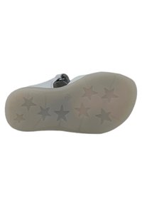 Sole di scarpa bianca con una texture liscia e leggera, caratterizzata da sei motivi a stella impressi, bordi arrotondati e una leggera traslucenza.