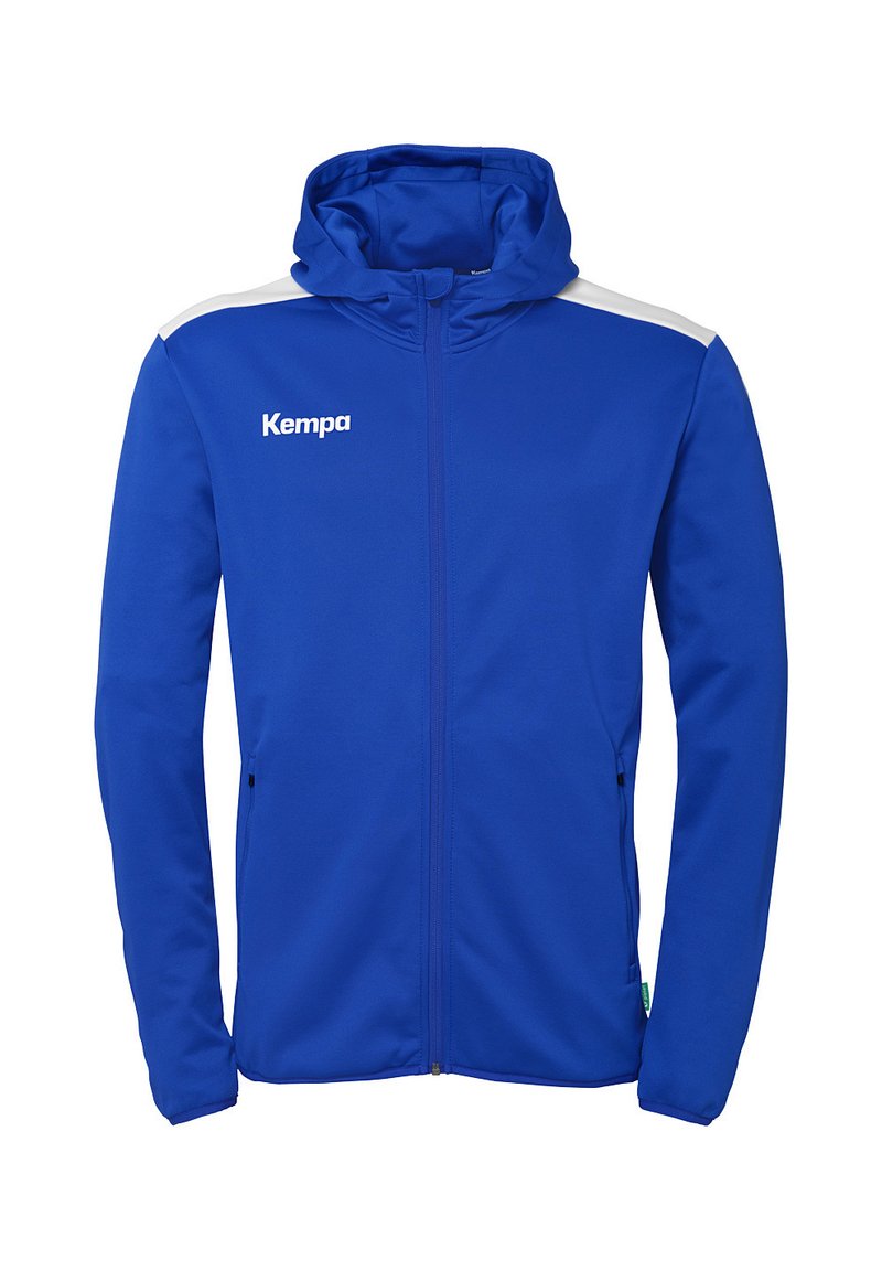 Blauwe sportjack met capuchon, gemaakt van gladde stof. Heeft witte accenten op de schouders en een rits aan de voorkant, met twee zijzakken.