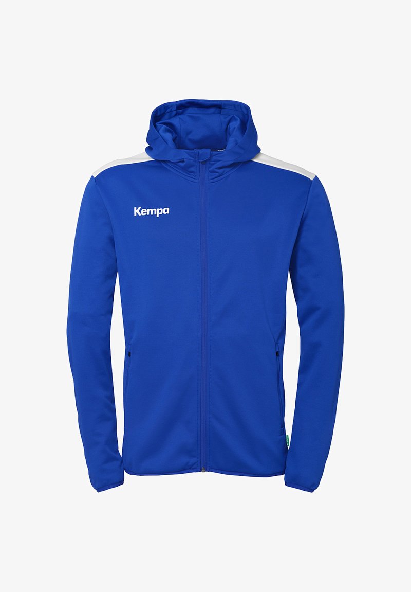 Blauwe sportjack met capuchon, gemaakt van gladde stof. Heeft witte accenten op de schouders en een rits aan de voorkant, met twee zijzakken.