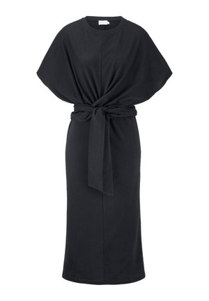 Zwarte jurk tot de knie met korte brede mouwen en een stoffen riem die in een knoop rond de taille is gestrikt.