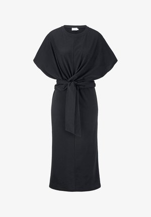 Zwarte jurk tot de knie met korte brede mouwen en een stoffen riem die in een knoop rond de taille is gestrikt.